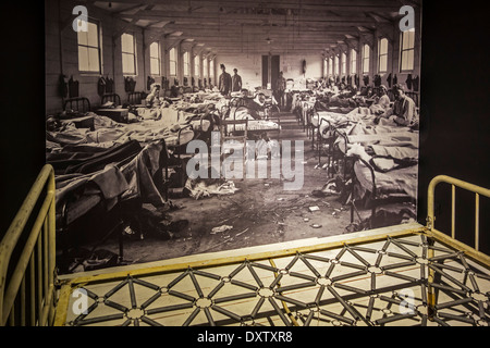 Vieux lit et d'archives photo montrant des soldats blessés WW1 dans la Première Guerre mondiale, un hôpital de campagne à Flandre orientale, Belgique Banque D'Images