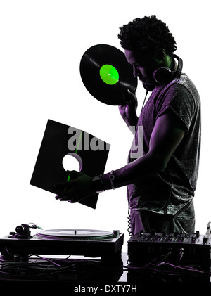 Un disc jockey man holding disque vinyle en silhouette sur fond blanc Banque D'Images