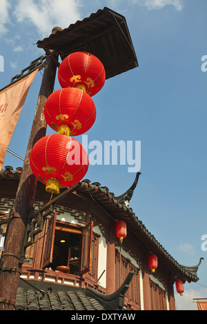 Lanternes en papier suspendues à l'extérieur d'un bâtiment traditionnel à Nanshi, et dans le vieux quartier de Shanghai, en Chine. Banque D'Images