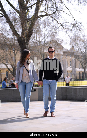 Jeune couple marche main dans la main 20s par la Saatchi Gallery au siège du Duc d'York Kings Road Chelsea London SW3 UK Banque D'Images