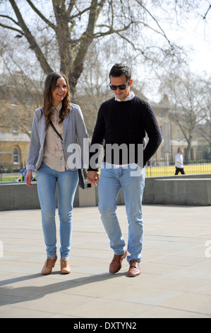 Jeune couple marche main dans la main 20s par la Saatchi Gallery au siège du Duc d'York Kings Road Chelsea London SW3 UK Banque D'Images