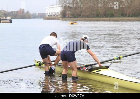 Putney Londres, Royaume-Uni. Le 31 mars 2014. La pratique de l'Université d'Oxford d'équipage de bateau sur la Tamise avant la 160e course de bateau entre Oxford et Cambridge Credit : amer ghazzal/Alamy Live News Banque D'Images