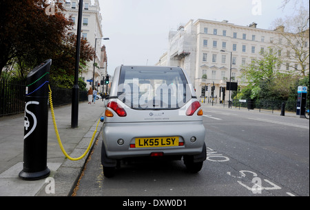 G-Wiz voiture électrique i à point de recharge dans la ville de Westminster London UK Banque D'Images