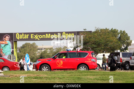 La police patrouille Nissan rouge à Doha, au Qatar, au Moyen-Orient Banque D'Images