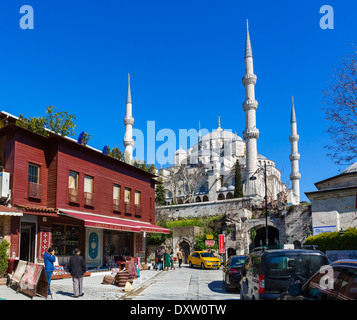 Boutique de tapis en face de la Mosquée Bleue (Sultanahmet Camii), Sultanahmet, Istanbul, Turquie Banque D'Images