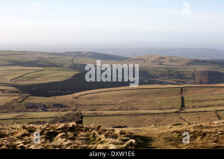 Une vue sur la Macclesfield Forest vers Rainow du sommet de Shining Tor Derbyshire, Angleterre frontière Cheshire Banque D'Images