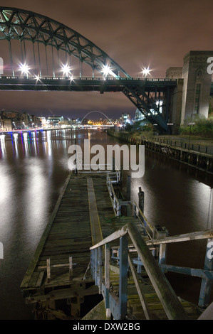 Pont de Tyne pris la nuit depuis le pont tournant à Newcastle upon Tyne Banque D'Images