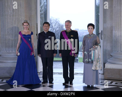 Bruxelles, Belgique. Mar 31, 2014. Le président chinois Xi Jinping (2e à gauche) et son épouse Peng Liyuan (1e R) sont accueillis par le roi Philippe et la Reine Mathilde au Palais de Laeken à leur arrivée pour un banquet d'État à Bruxelles, Belgique, 31 mars 2014. Credit : Pang Xinglei/Xinhua/Alamy Live News Banque D'Images