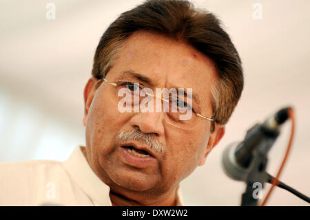 Islamabad. Apr 15, 2013. Photo prise le 15 avril 2013 montre l'ancien président pakistanais Pervez Musharraf s'exprimant lors d'une conférence de presse à Islamabad, capitale du Pakistan. Un tribunal spécial, qui a inculpé l'ancien dirigeant militaire Pervez Musharraf pour haute trahison par rapport à 2007 Proclamation de l'état d'urgence, le lundi a rejeté sa demande de lui permettre d'aller à l'étranger pour le traitement. Le gouvernement a interdit d'aller à l'étranger Musharraf en mettant son nom sur la liste de contrôle de sortie (ECL). © Ahmad Kamal/Xinhua/Alamy Live News Banque D'Images