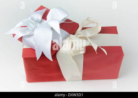 Deux gift wrapped presents with bows Banque D'Images