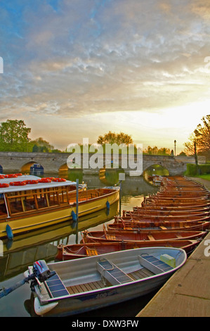 Clopton Bridge sur la rivière Avon au cœur de Stratford-upon-Avon, Warwickshire, avec une collection de bateaux amarrés tôt un matin d'été. Banque D'Images