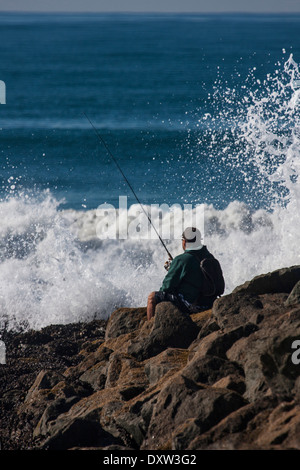 San Diego, Californie, USA, l'homme de la roche pêche Banque D'Images