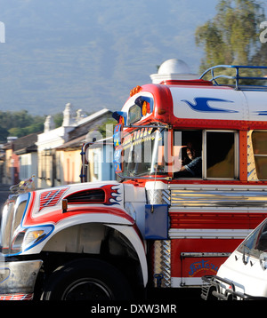 Un matin tôt bus se déplaçant à travers le réseau des rues à sens unique à Antigua. Antigua Guatemala, Banque D'Images