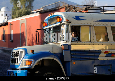 Un matin tôt bus se déplaçant à travers le réseau des rues à sens unique à Antigua. Antigua Guatemala Banque D'Images