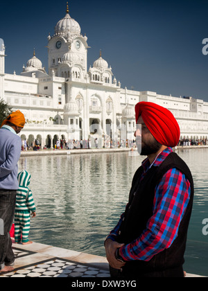 L'Inde, d'Amritsar, Punjab, Sri Harmandir ou Darbar Sahib, homme sikh portant turban rouge à côté du Golden Temple Gurdwara Banque D'Images