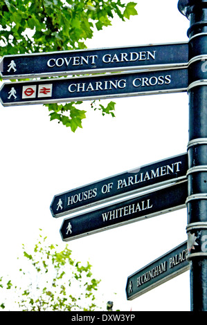 Direction ornée au centre de Londres, en pointant sur diverses destinations touristiques. Banque D'Images
