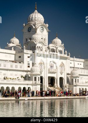 L'Inde, d'Amritsar, Punjab, Sri Harmandir ou Darbar Sahib, Golden Temple Gurdwara white clock tower Banque D'Images