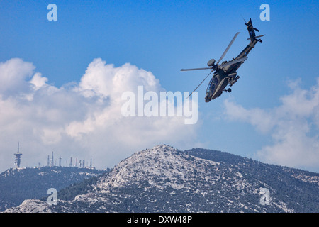 Hélicoptère Apache performance acrobatique au cours Air Show à Athènes, Grèce Banque D'Images