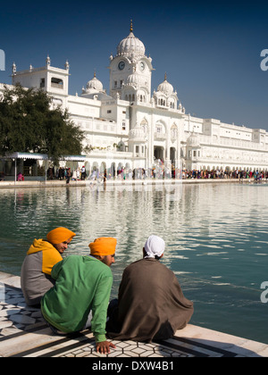 L'Inde, d'Amritsar, Punjab, Sri Harmandir ou Darbar Sahib, le Temple d'or sikh s'assit à côté du réservoir de saint Sarovar Banque D'Images