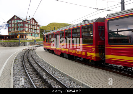 Chalet Hôtel à la gare de train rouge Kleine Scheidegg Alpes suisses Jungfrau dans près de Grindelwald, Suisse Banque D'Images