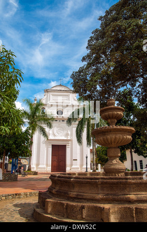 Une église blanche à Santa Fe de Antioquia, Colombie Banque D'Images