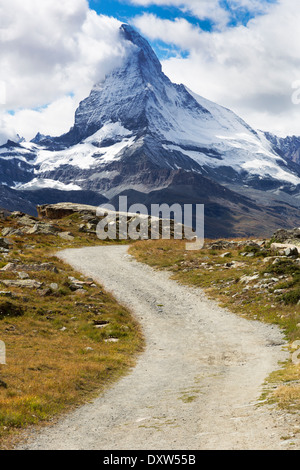 Road, dans le haut pays des Alpes suisses, Mighty Cervin pic de montagne en arrière-plan près de Zermatt, Suisse Banque D'Images