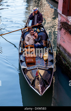 Un couple prendre un voyage romantique sur une gondole, Venise, Italie Banque D'Images