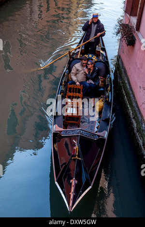 Un couple prendre un voyage romantique sur une gondole, Venise, Italie Banque D'Images