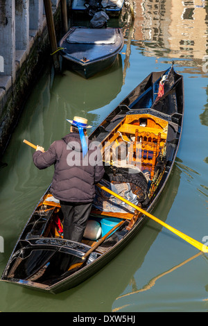 Un couple prendre un voyage romantique sur une gondole, Venise, Italie Banque D'Images