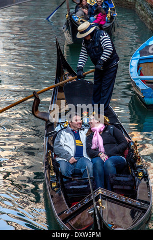 Un couple prendre un voyage romantique sur une gondole, Venise, Italie Banque D'Images