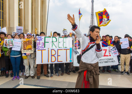 Foule tibétaine, taïwanaise, communautés ethniques de France, migrants et amis ont appelé les citoyens français à se mobiliser lors de la visite du président chinois à Paris, en tenant des pancartes de protestation pacifiques, des hommes réfugiés, des militants tibétains Banque D'Images