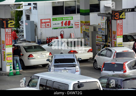 Tokyo, Japon. 3e Mar, 2014. Entreprise à un poste d'essence libre-service est rapide que les conducteurs d'essayer de remplir leurs voitures à Tokyo le Lundi, Mars 31, 2014, avant que le gouvernement perçoit la taxe de vente de 5  % à 8  % le 1er avril comme le pays des accolades pour sa première hausse d'impôt de ans.La dernière fois que le Japon a instauré un prélèvement plus élevé en 1997, elle a été suivie par des années de déflation et de la croissance économique anémique. © Natsuki Sakai/AFLO/Alamy Live News Banque D'Images