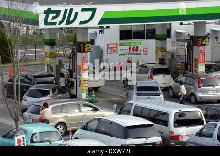 Tokyo, Japon. 3e Mar, 2014. Entreprise à un poste d'essence libre-service est rapide que les conducteurs d'essayer de remplir leurs voitures à Tokyo le Lundi, Mars 31, 2014, avant que le gouvernement perçoit la taxe de vente de 5  % à 8  % le 1er avril comme le pays des accolades pour sa première hausse d'impôt de ans.La dernière fois que le Japon a instauré un prélèvement plus élevé en 1997, elle a été suivie par des années de déflation et de la croissance économique anémique. © Natsuki Sakai/AFLO/Alamy Live News Banque D'Images