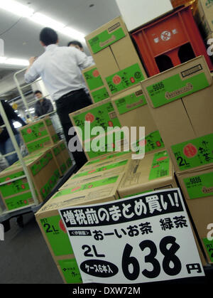 Tokyo, Japon. Mar 31, 2014. Le personnel de vente de thé en bouteille organise des cas à un centre d'accueil de la banlieue de Tokyo, le lundi 31 mars. Avant 2014, le gouvernement n'impose la taxe de vente de 5  % à 8  % le 1er avril comme le pays des accolades pour sa première hausse d'impôt de ans.La dernière fois que le Japon a instauré un prélèvement plus élevé en 1997, elle a été suivie par des années de déflation et de la croissance économique anémique. © Natsuki Sakai/AFLO/Alamy Live News Banque D'Images