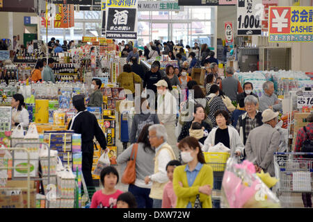 Tokyo, Japon. Mar 31, 2014. Stampede pour acheteurs des marchandises à Tokyo's suburban home center le lundi 31 mars. Avant 2014, le gouvernement n'impose la taxe de vente de 5  % à 8  % le 1er avril comme le pays des accolades pour sa première hausse d'impôt de ans.La dernière fois que le Japon a instauré un prélèvement plus élevé en 1997, elle a été suivie par des années de déflation et de la croissance économique anémique. © Natsuki Sakai/AFLO/Alamy Live News Banque D'Images