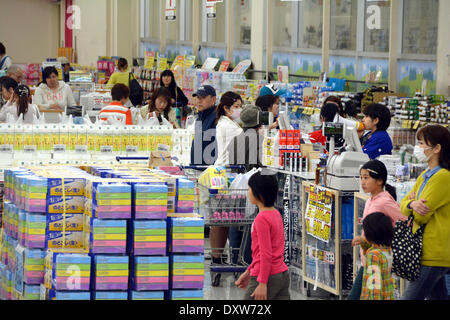 Tokyo, Japon. Mar 31, 2014. Stampede pour acheteurs des marchandises à Tokyo's suburban home center le lundi 31 mars. Avant 2014, le gouvernement n'impose la taxe de vente de 5  % à 8  % le 1er avril comme le pays des accolades pour sa première hausse d'impôt de ans.La dernière fois que le Japon a instauré un prélèvement plus élevé en 1997, elle a été suivie par des années de déflation et de la croissance économique anémique. © Natsuki Sakai/AFLO/Alamy Live News Banque D'Images