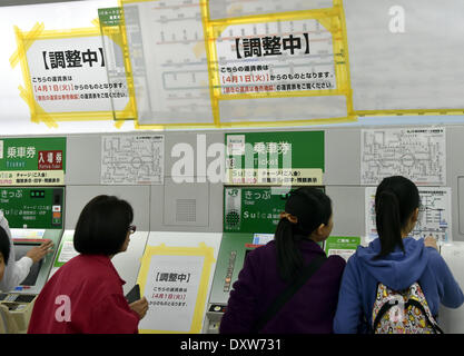 Tokyo, Japon. Mar 31, 2014. Les navetteurs et les voyageurs confus consulter cartes et feuilles à tarif billet de train-distributeurs automatiques à Ikebukuro de Tokyo railroad station sur Monfday, 31 mars 2014, 31 mars 2014, avant que le gouvernement n'impose la taxe de vente de 5  % à 8  % le 1er avril comme le pays des accolades pour sa première hausse d'impôt de ans.La dernière fois que le Japon a instauré un prélèvement plus élevé en 1997, elle a été suivie par des années de déflation et de la croissance économique anémique. © Natsuki Sakai/AFLO/Alamy Live News Banque D'Images