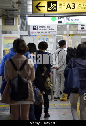 Tokyo, Japon. Mar 31, 2014. Les gens attendent patiemment la queue pour acheter des billets de banlieue à la gare de Tokyo Sugamo sur Monfday, 31 mars 2014, avant que le gouvernement perçoit la taxe de vente de 5  % à 8  % le 1er avril comme le pays des accolades pour sa première hausse d'impôt de ans.La dernière fois que le Japon a instauré un prélèvement plus élevé en 1997, elle a été suivie par des années de déflation et de la croissance économique anémique. © Natsuki Sakai/AFLO/Alamy Live News Banque D'Images