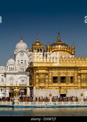 L'Inde, d'Amritsar, Punjab, Sri Harmandir ou Darbar Sahib, Golden Temple Gurdwara et tour de l'horloge Banque D'Images