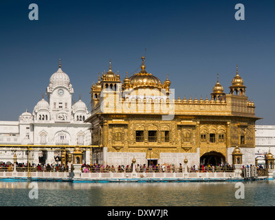 L'Inde, d'Amritsar, Punjab, Sri Harmandir ou Darbar Sahib, Golden Temple Gurdwara et tour de l'horloge Banque D'Images