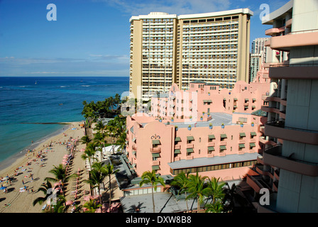 Palais Royal Hawaiian (rose) sur la plage de Waikiki à Honolulu, l'île d'Oahu, dans l'état de New York Banque D'Images