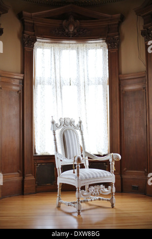 Une vieille chaise à l'hôtel particulier Turnblad à l'American Swedish Institute de Minneapolis, Minnesota. Banque D'Images