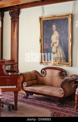 Un portrait accroché au-dessus d'une table dans l'hôtel particulier Turnblad à l'American Swedish Institute de Minneapolis, Minnesota. Banque D'Images