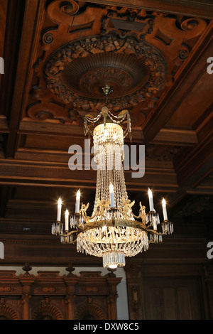 Un chandelier dans l'hôtel particulier Turnblad à l'American Swedish Institute de Minneapolis, Minnesota. Banque D'Images