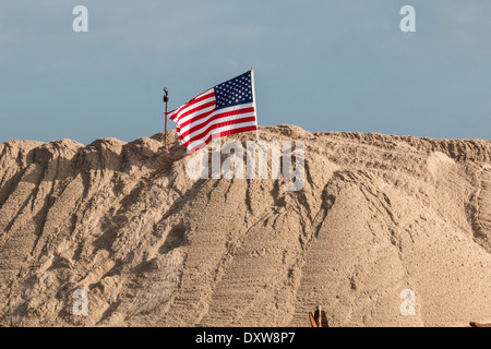 US Flag sur barge de Aransas Bay, près de Port Aransas, Texas. Banque D'Images