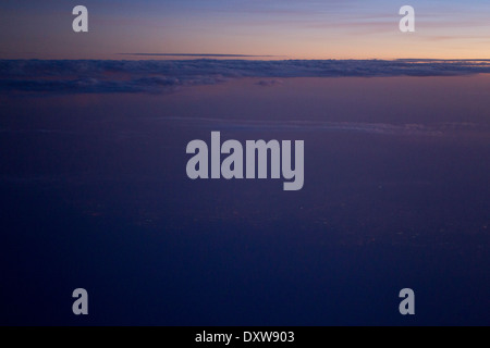 Nuages et ciel sont illuminées par le soleil couchant au-dessus du golfe Arabe, tout en volant de l'Europe vers les Emirats Arabes Unis. Banque D'Images