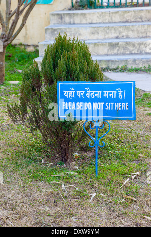 L'Inde, Dehradun. Affiche bilingue interdisant Sitting on Grass au motif de Temple bouddhiste de Dehradun au monastère de Mindroling. Banque D'Images