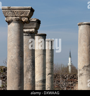 Minaret d'une mosquée turque vue à travers les colonnes d'un temple grec Banque D'Images