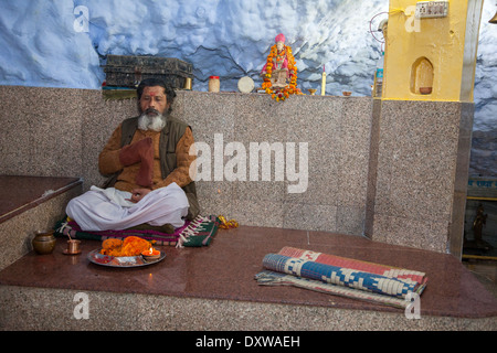 L'Inde, Dehradun. Hindu Sadhu (Ascète Saint) dans le Temple Hindou Tapkeshwar. Banque D'Images