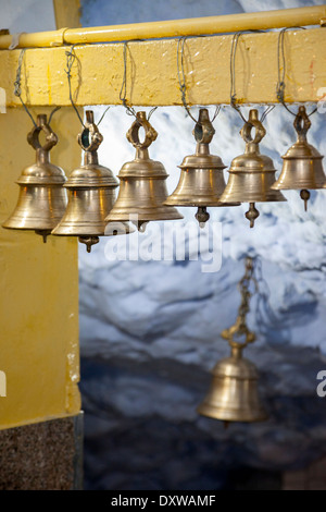 L'Inde, Dehradun. Cloches, Temple Hindu Temple Tapkeshwar. Banque D'Images